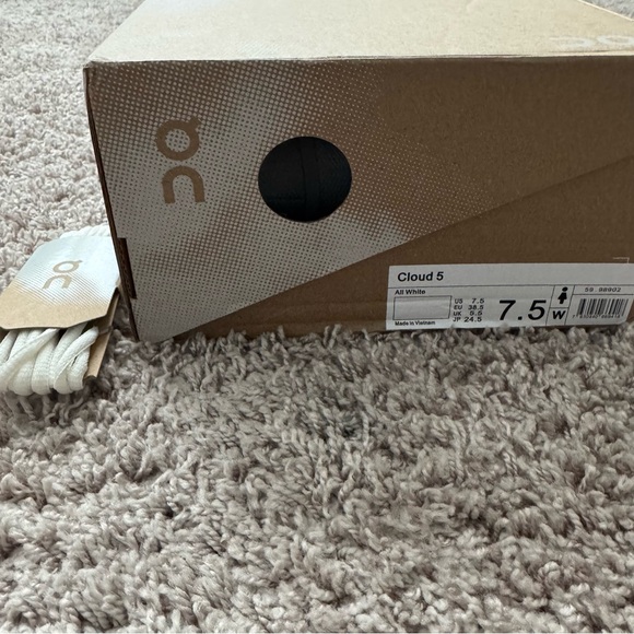 NWT On Cloud 5 Sneakers - All White Size 7.5 - Picture 5 of 5